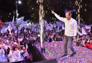 Fotografía de archivo del 11 de agosto de 2025 del candidato a la presidencia por el partido Alianza Libre Jorge Tuto Quiroga, hablando durante el cierre de su campaña electoral, en Cochabamba (Bolivia). EFE/Jorge Ábrego