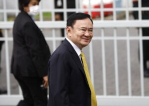 Bangkok (Thailand), 09/09/2025.- Former Thai Prime Minister Thaksin Shinawatra arrives to hear a verdict on the case regarding his prolonged hospital stay to avoid a prison sentence at the Supreme Court in Bangkok, Thailand, 09 September 2025. Thailand’s Supreme Court has ordered former Prime Minister Thaksin Shinawatra to return to prison to serve one more year of a past conviction. The court’s Criminal Division for Holders of Political Positions ruled that Thaksin’s six-month stay in a police hospital in 2023, while serving a reduced sentence for abuse of power and conflict of interest, cannot be counted toward his jail term. (Tailandia) EFE/EPA/RUNGROJ YONGRIT