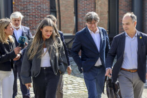 El expresidente catalán Carles Puigdemont (2d), acompañado por la portavoz de Junts en el Congreso, Míriam Nogueras (i), y el secretario general del partido, Jordi Turull (d), encabezó este lunes en Waterloo una doble jornada de trabajo del grupo de JxCat en el Parlamento de Cataluña, para preparar las líneas estratégicas del nuevo curso político y del debate de política general de principios de octubre. EFE/ Olatz Castrillo