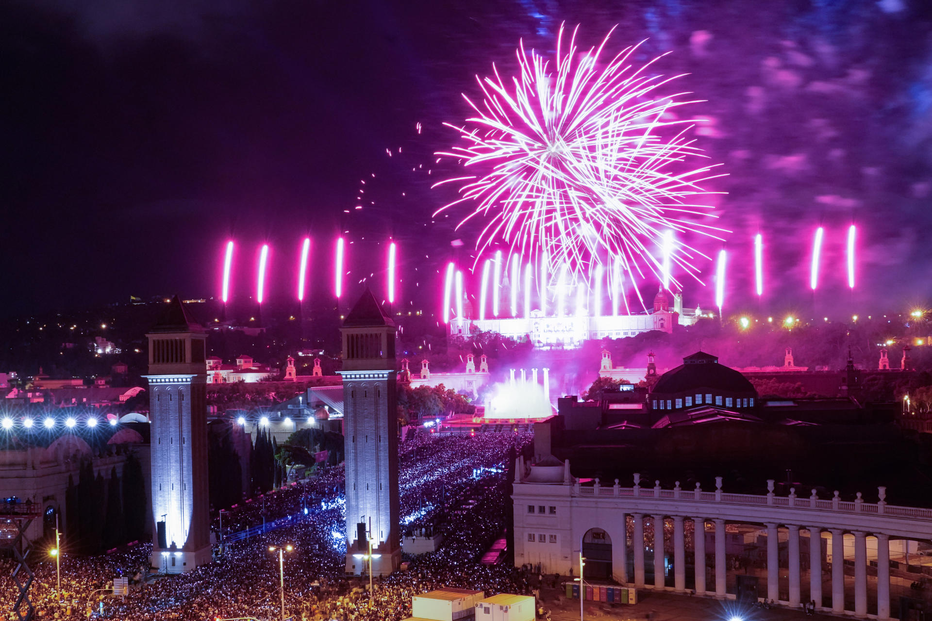 Imagen de los fuegos artificiales durante la clausura de las Fiestas de la Mercè hoy domingo en Barcelona. EFE/Enric Fontcuberta.