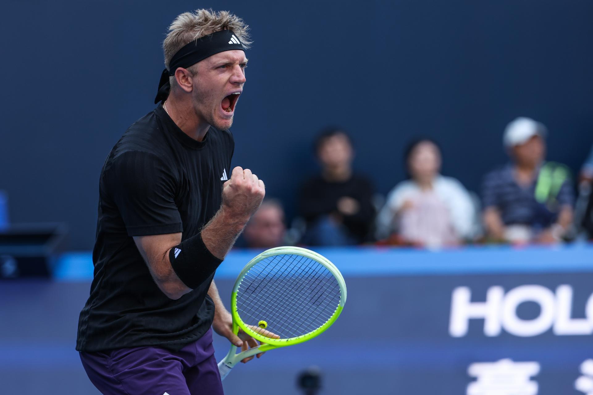 El tenista español Alejandro Davidovich Fokina durante el partido contra el ruso Daniil Medvedev en el Abierto de China. EFE/EPA/WU HAO