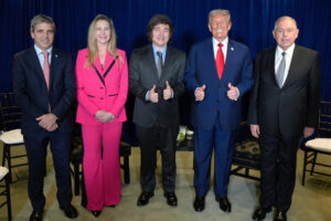 Fotografía cedida por la Presidencia de Argentina que muestra de izquierda a derecha al ministro de Economía de Argentina, Luis Caputo; la secretaria general de la presidencia, Karina Milei; el presidente de Argentina, Javier Milei; el presidente de los Estados Unidos, Donald Trump, y el ministro de Relaciones Exteriores, Comercio Internacional y Culto, Gerardo Werthein, posando durante una reunión este martes, en Nueva York (Estados Unidos). EFE/ Presidencia de Argentina