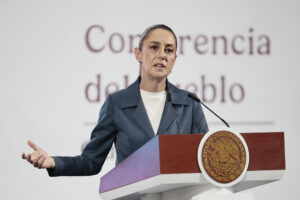 La presidenta de México, Claudia Sheinbaum, habla en una rueda de prensa este miércoles, en el Palacio Nacional de Ciudad de México (México). EFE/José Méndez
