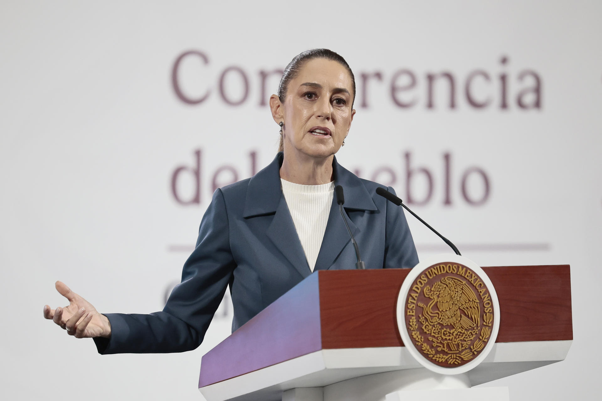 La presidenta de México, Claudia Sheinbaum, habla en una rueda de prensa este miércoles, en el Palacio Nacional de Ciudad de México (México). EFE/José Méndez