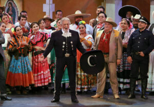 El tenor español Plácido Domingo (c) durante una presentación este domingo, en el Teatro Degollado en Guadalajara (México). EFE/ Francisco Guasco