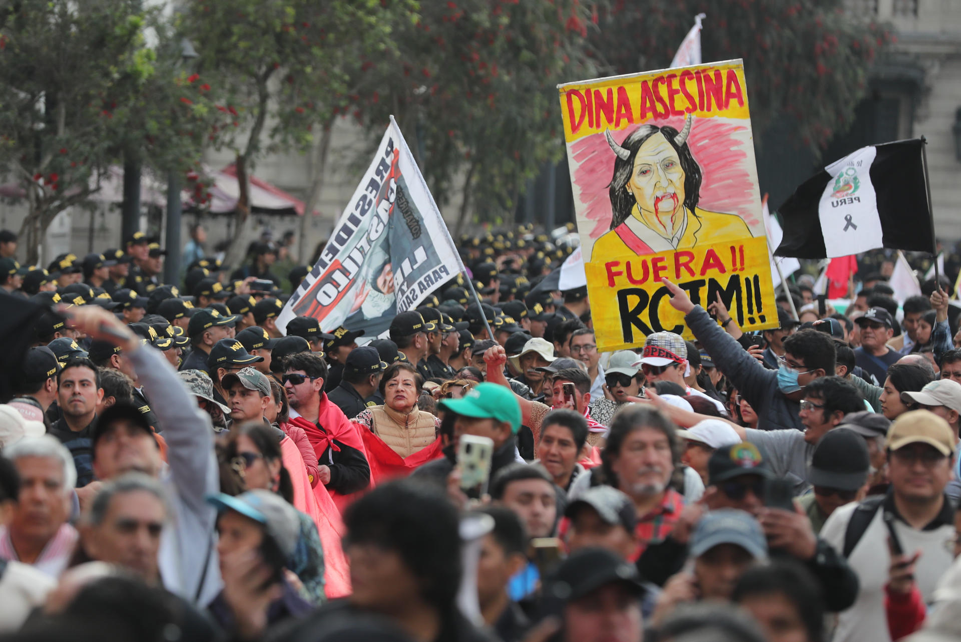 Personas sostienen carteles durante una manifestación este sábado, en la Plaza San Martín, en Lima (Perú). EFE/ Paolo Aguilar