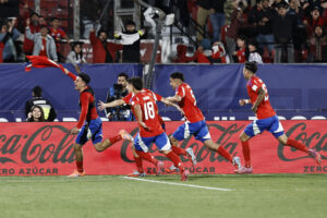Ian Garguez (i), de Chile, celebra su gol el sábado en un partido del grupo A del Mundial Sub-20 ante Nueva Zelanda. EFE/Osvaldo Villarroel