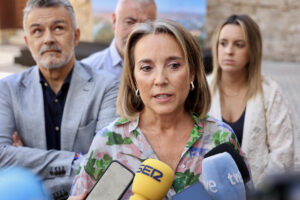 La vicesecretaria de Regeneración Institucional del PP, Cuca Gamarra, en declaraciones a los medios de comunicación, antes del acto de imposición del pañuelo de las Fiestas de San Mateo, que organiza el PP de Logroño. EFE/Raquel Manzanares