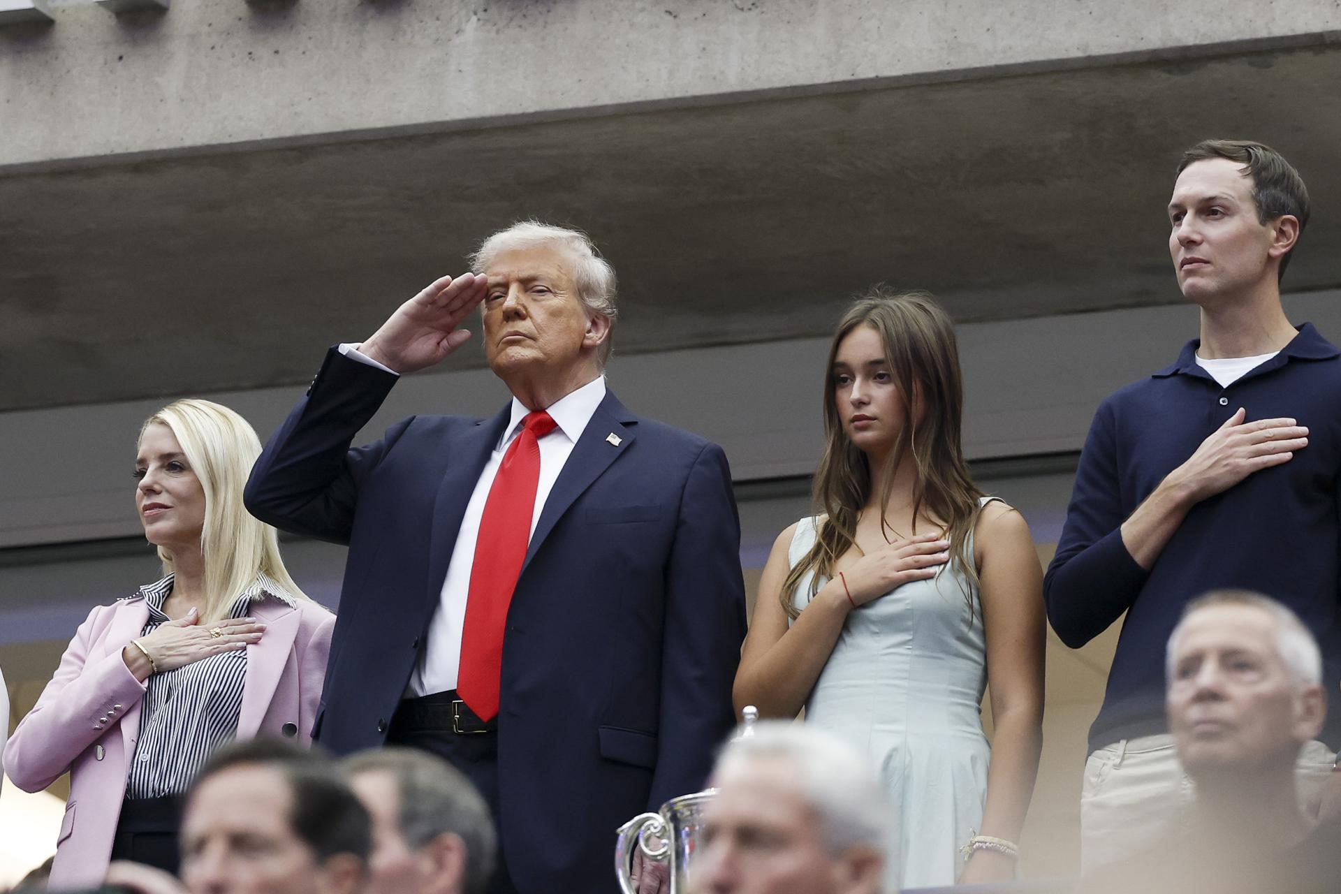 (i-d) La Fiscal General de los Estados Unidos, Pam Bondi, el Presidente de los Estados Unidos, Donald J. Trump, su nieta Arabella Rose Kushner y su yerno Jared Kushner asisten a la final del Abierto de Tenis de Estados Unidos en Nueva York (EE.UU.). EFE/EPA/JOHN G. MABANGLO