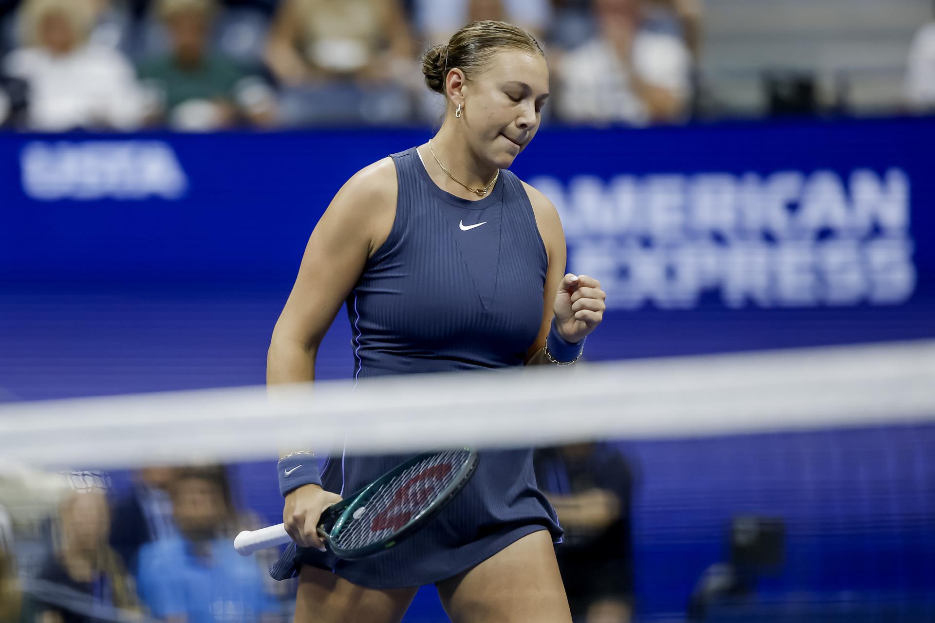 La estadounidense Amanda Anisimova reacciona contra la bielorrusa Aryna Sabalenka durante la final individual femenina del Campeonato de Tenis Abierto de EE.UU. en el Centro Nacional de Tenis USTA Billie Jean King en Flushing Meadows, Nueva York (EE.UU.). EFE/JOHN G. MABANGLO