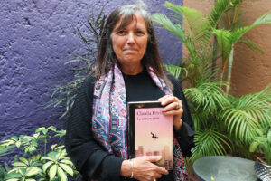 La escritora argentina Claudia Piñeiro posa durante una entrevista con EFE este martes, en la Ciudad de México (México). EFE/ Mario Guzmán