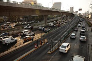 Fotografía de archivo en donde se observa el tráfico vehicular en la Ciudad de México (México). EFE/José Méndez