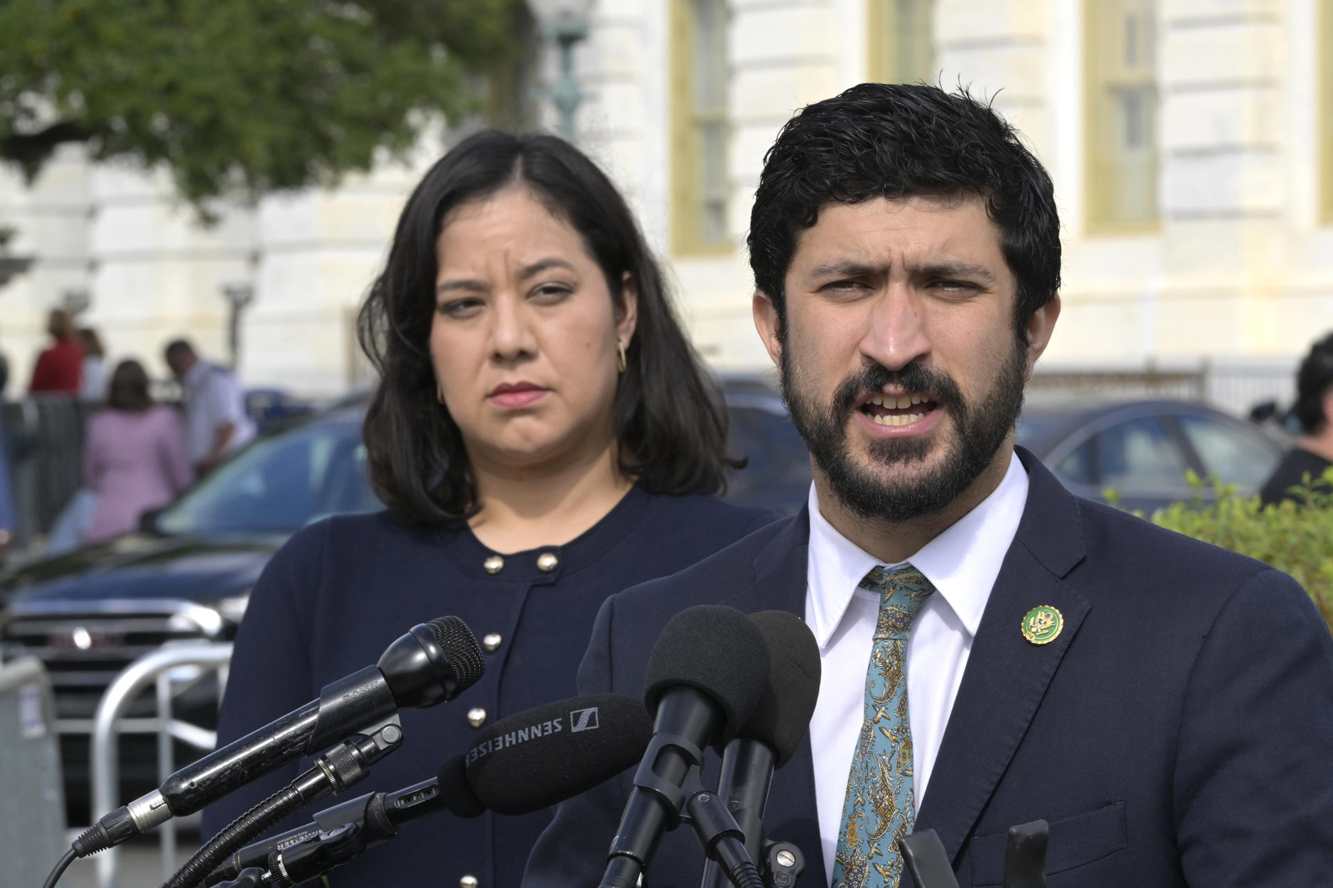 El legislador demócrata por el distrito 35 de Texas, Greg Casar, habla junto a la presidenta de Texas Civil Rights Project, Rochelle Garza, durante una rueda de prensa este jueves, en Washington (Estados Unidos). EFE/ Lenin Nolly
