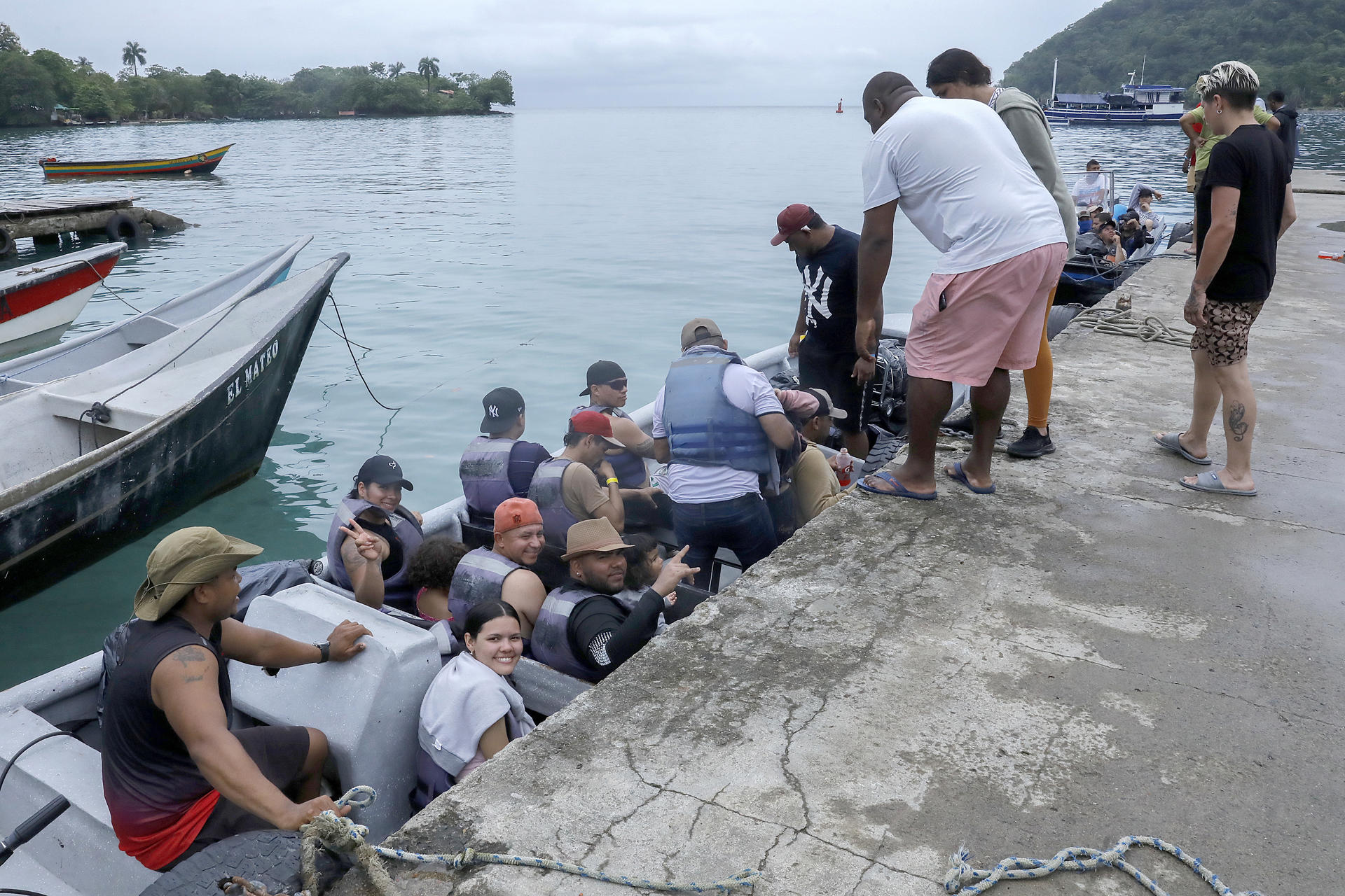 Un grupo de migrantes fue captado el pasado 30 de agosto al abordar una embarcación en el puerto de Sapzurro (Chocó, Colombia). EFE/Juan Diego López