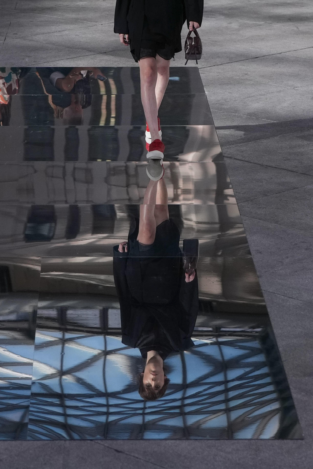 Desfile de la firma Adolfo Domínguez en el marco de la Mercedes-Benz Madrid Fashion Week, este miércoles, en la Galería de Cristal Palacio Cibeles, en Madrid. EFE/ Borja Sanchez-Trillo