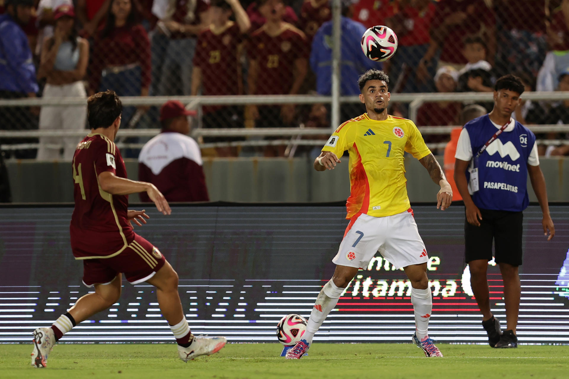 Jon Aramburu (i) de Venezuela disputa un balón con Luis Díaz (d) de Colombia en un partido por las eliminatorias a la Copa Mundial 2026. EFE/ Ronald Peña R