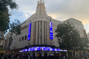 Sala de proyecciones, plató de cine y meca del tecno. El edificio Art Decó del Gran Rex entra en una nueva era en su casi centenaria historia con la retransmisión de los partidos del París FC, un recién ascendido propiedad de la familia más rica de Francia, los Arnault, del grupo de lujo LVMH. EFE/ Antonio Torres Del Cerro