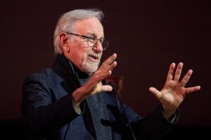 El cineasta estadounidense Steven Spielberg habla durante la presentación de prensa de Jaws: The Exhibition en el Museo de la Academia en Los Ángeles, California, el 10 de septiembre de 2025. EFE/EPA/ALLISON DINNER