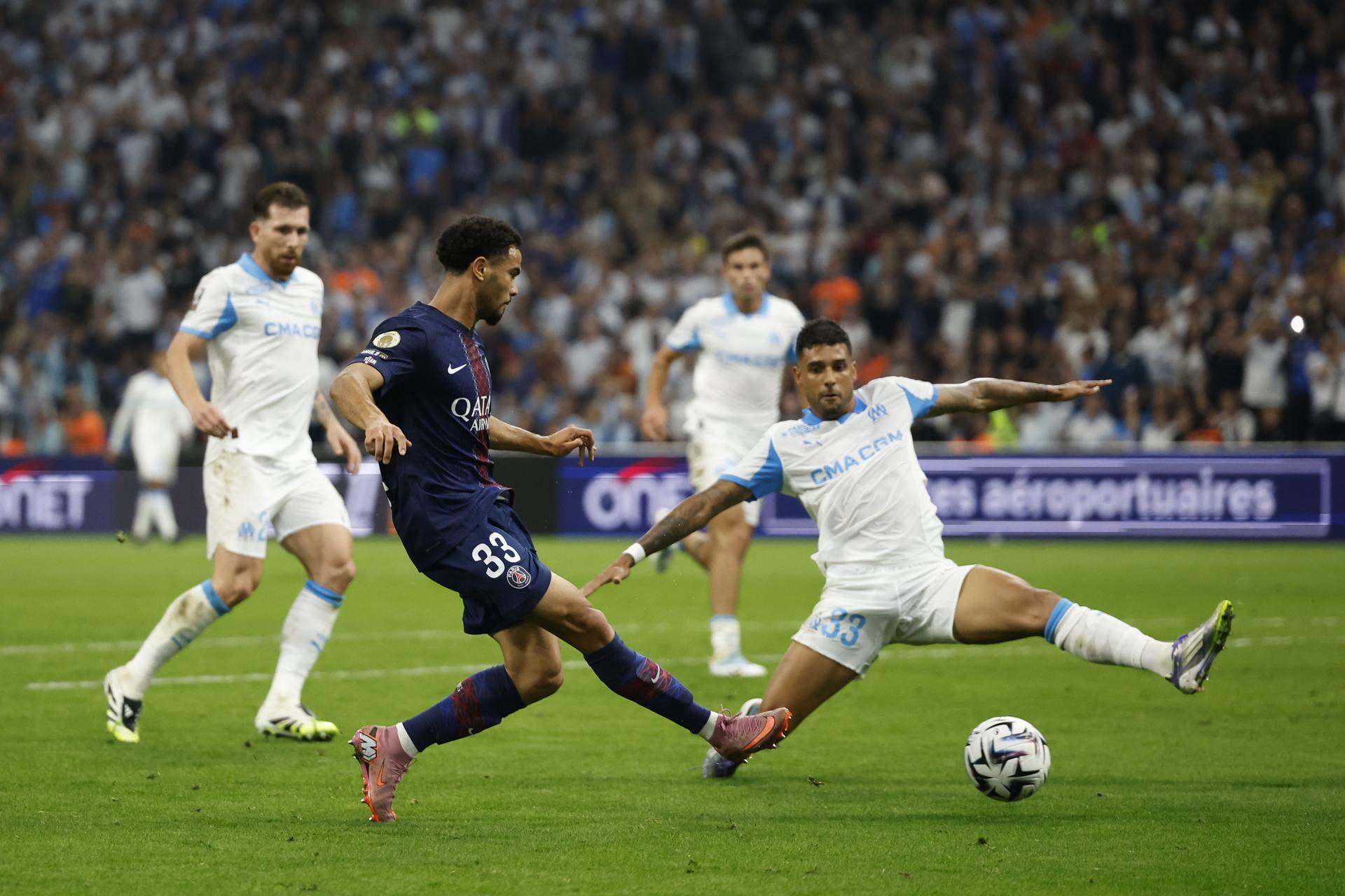Warren Zaire-Emery, del PSG (i), y Emerson Palmieri, del Marsella, en acción durante el partido de la Ligue 1 disputado este lunes. EFE/ Guillaume Horcajuelo

