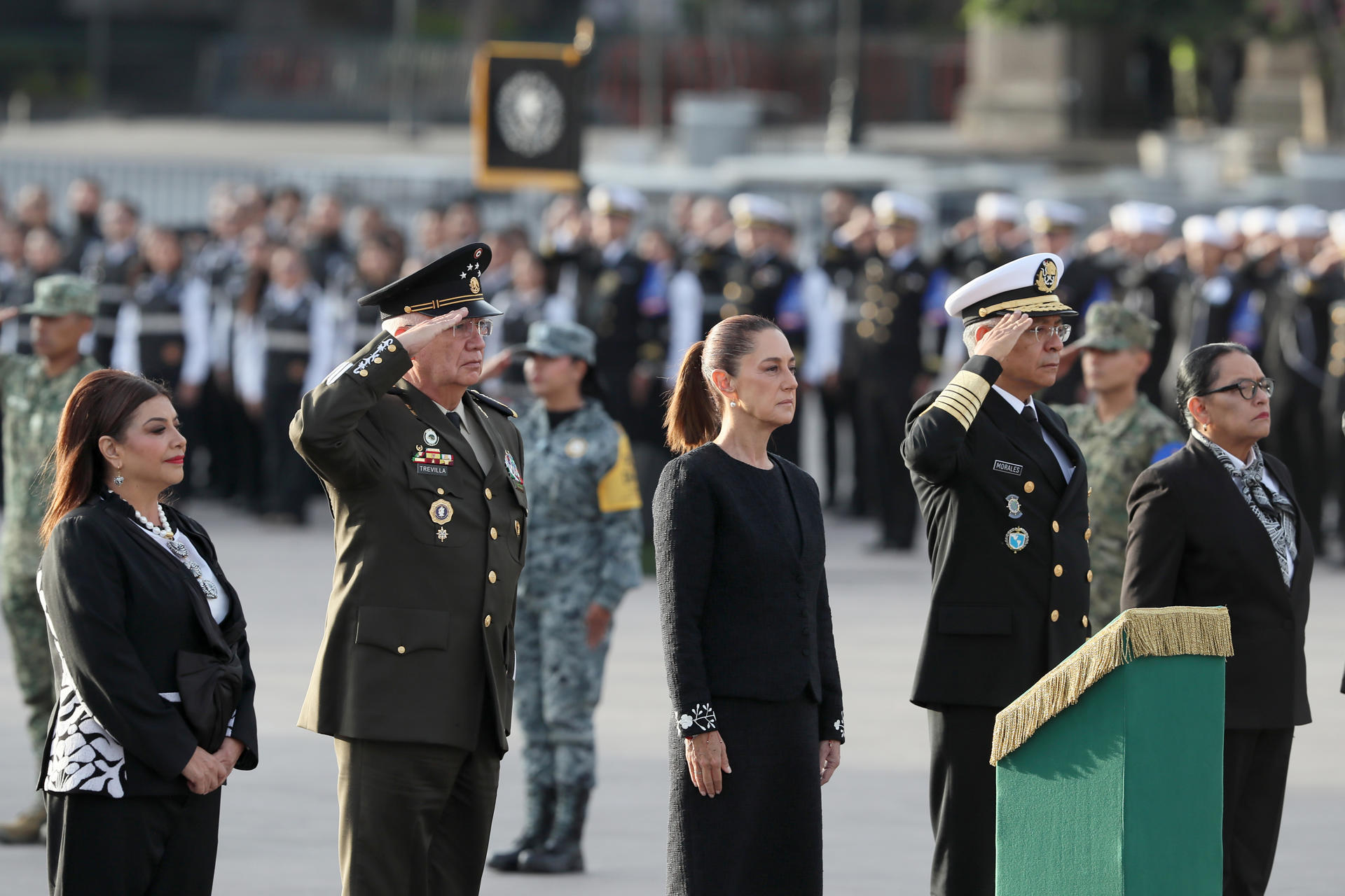 De izquierda a derecha, la jefa de gobierno de la Ciudad de México, Clara Brugada, el secretario de la Defensa, Ricardo Trevilla Trejo, la presidenta de México, Claudia Sheinbaum, el secretario de la Marina, Raymundo Pedro Morales, y la secretaria de Gobernación, Rosa Icela Rodríguez, participan en una ceremonia en honor a las víctimas de los sismos de 1985 y 2017 este viernes, en la Plaza de la Constitución de Ciudad de México (México). EFE/ Mario Guzmán