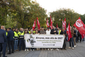 Concentración protagonizada por trabajadores de la Central Nuclear de Almaraz para exigir la continuidad de la central nuclear de Almaraz, coincidiendo con la celebración de las jornadas anuales de la Sociedad Nuclear Española, este miércoles en Cáceres. EFE/Jero Morales