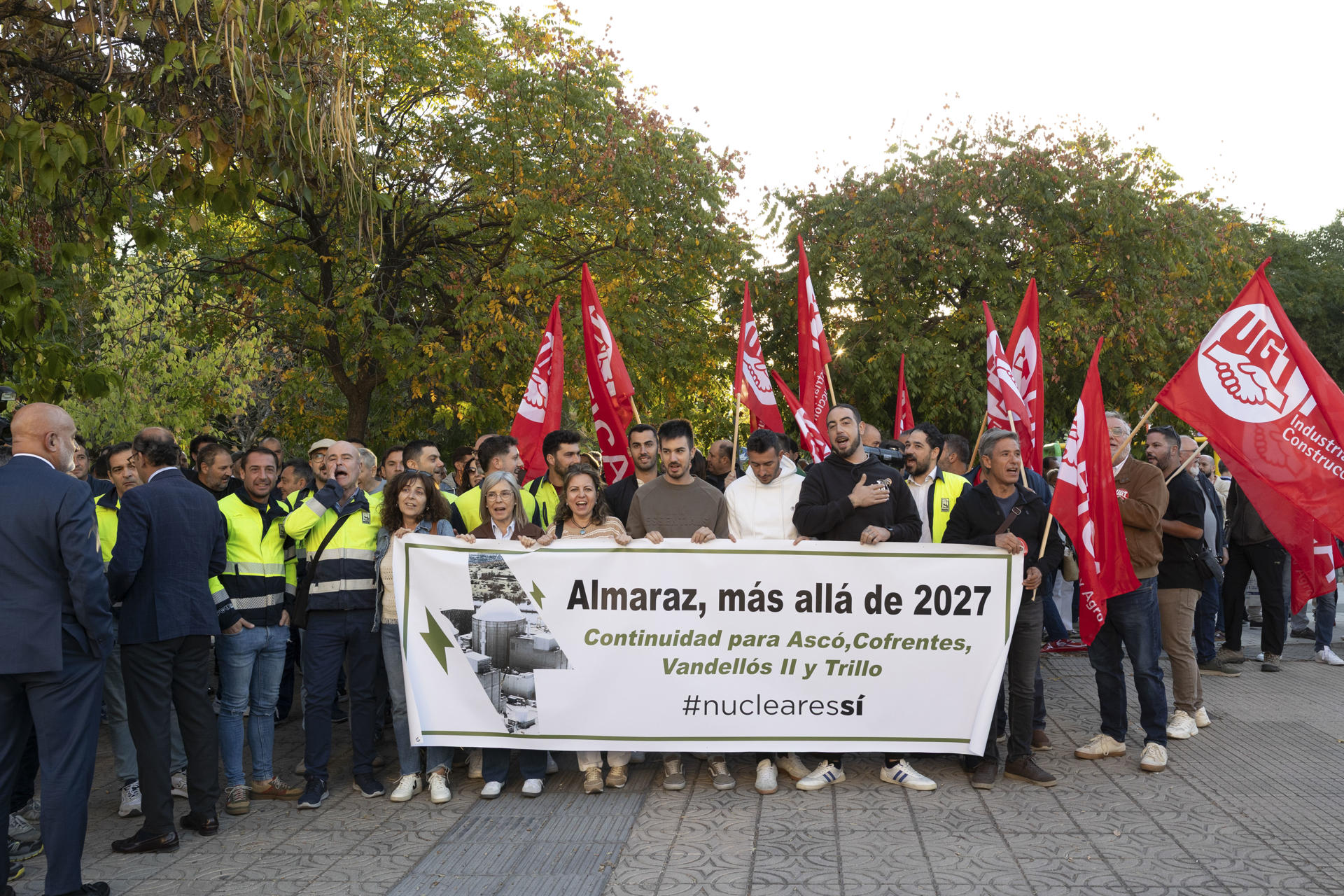 Concentración protagonizada por trabajadores de la Central Nuclear de Almaraz para exigir la continuidad de la central nuclear de Almaraz, coincidiendo con la celebración de las jornadas anuales de la Sociedad Nuclear Española, este miércoles en Cáceres. EFE/Jero Morales