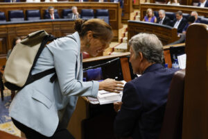 La ministra de Sanidad, Mónica García (i) conversa con el líder del Partido Popular (PP), Alberto Núñez-Feijóo (d), durante la primera sesión de control del nuevo período de sesiones este miércoles en el Congreso de los Diputados en Madrid. EFE/ J.J. Guillén