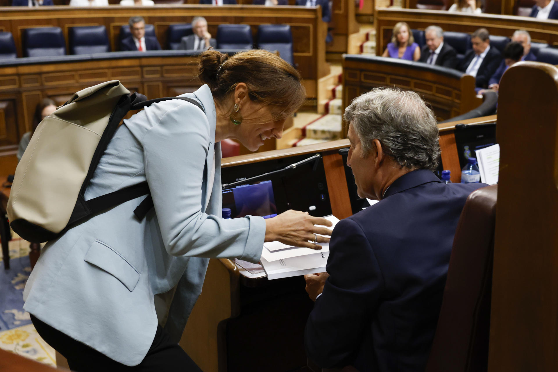 La ministra de Sanidad, Mónica García (i) conversa con el líder del Partido Popular (PP), Alberto Núñez-Feijóo (d), durante la primera sesión de control del nuevo período de sesiones este miércoles en el Congreso de los Diputados en Madrid. EFE/ J.J. Guillén
