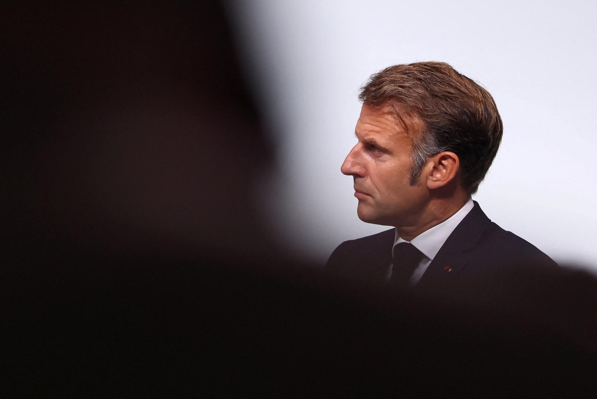 El presidente francés, Emmanuel Macron, asiste a una conferencia de prensa conjunta con el canciller alemán Friedrich Merz (no visto) en el marco de una reunión del gabinete franco-alemán y una reunión del Consejo de Defensa y Seguridad Franco-Alemán (CFADS) en Toulon, Francia, 29 de agosto de 2025. (Francia, Alemania) EFE/EPA/MANON CRUZ / POOL MAXPPP OUT