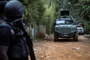 Fotografía de archivo, tomada el pasado 23 de junio, de integrantes de la Policía Nacional de Haití (PNH) y policías kenianos de la Misión Multinacional de Apoyo a la Seguridad (MSS) al patrullar la zona de Kenscoff, en Puerto Príncipe (Haití). EFE/David Lorens