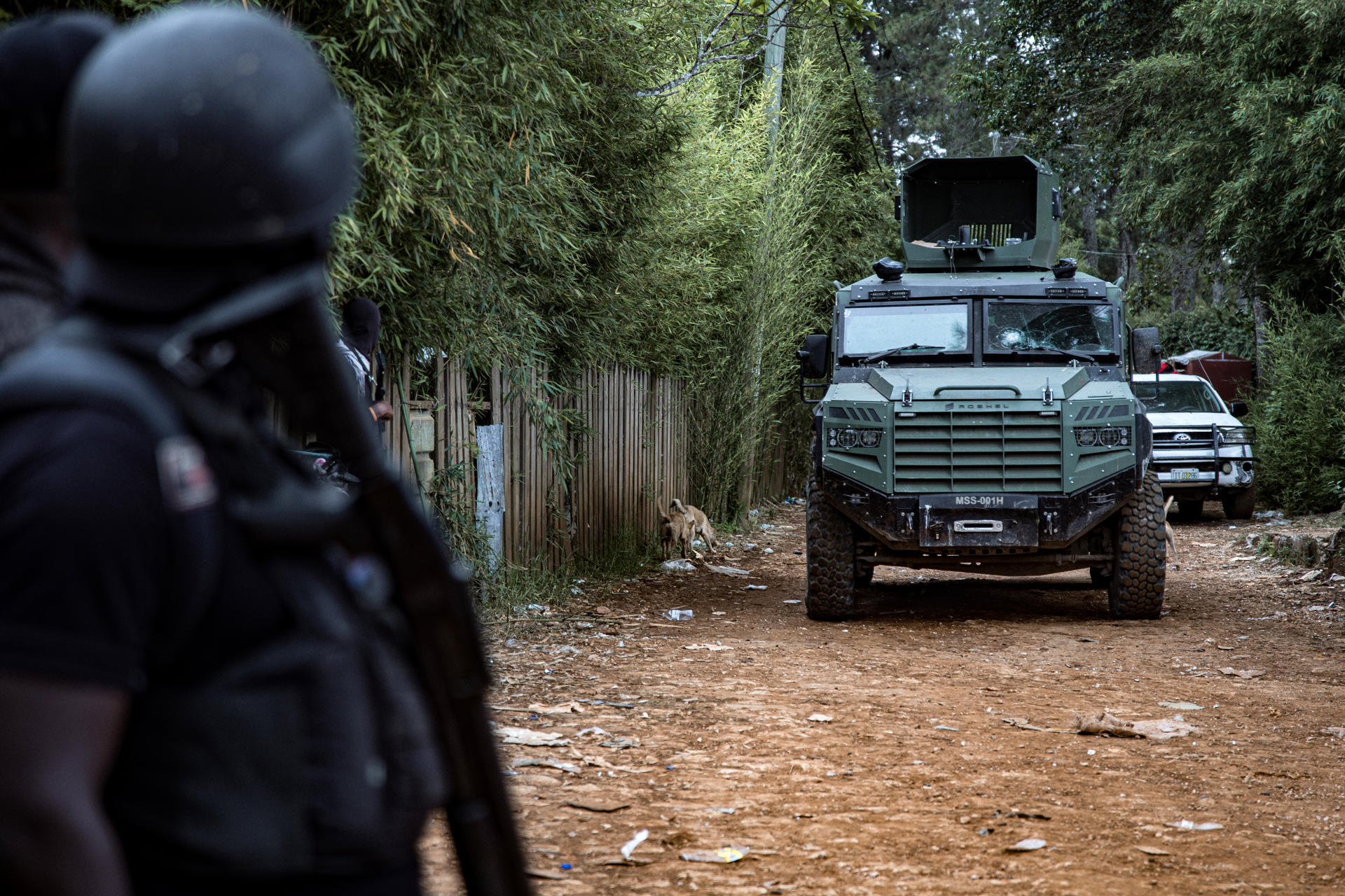 Fotografía de archivo, tomada el pasado 23 de junio, de integrantes de la Policía Nacional de Haití (PNH) y policías kenianos de la Misión Multinacional de Apoyo a la Seguridad (MSS) al patrullar la zona de Kenscoff, en Puerto Príncipe (Haití). EFE/David Lorens