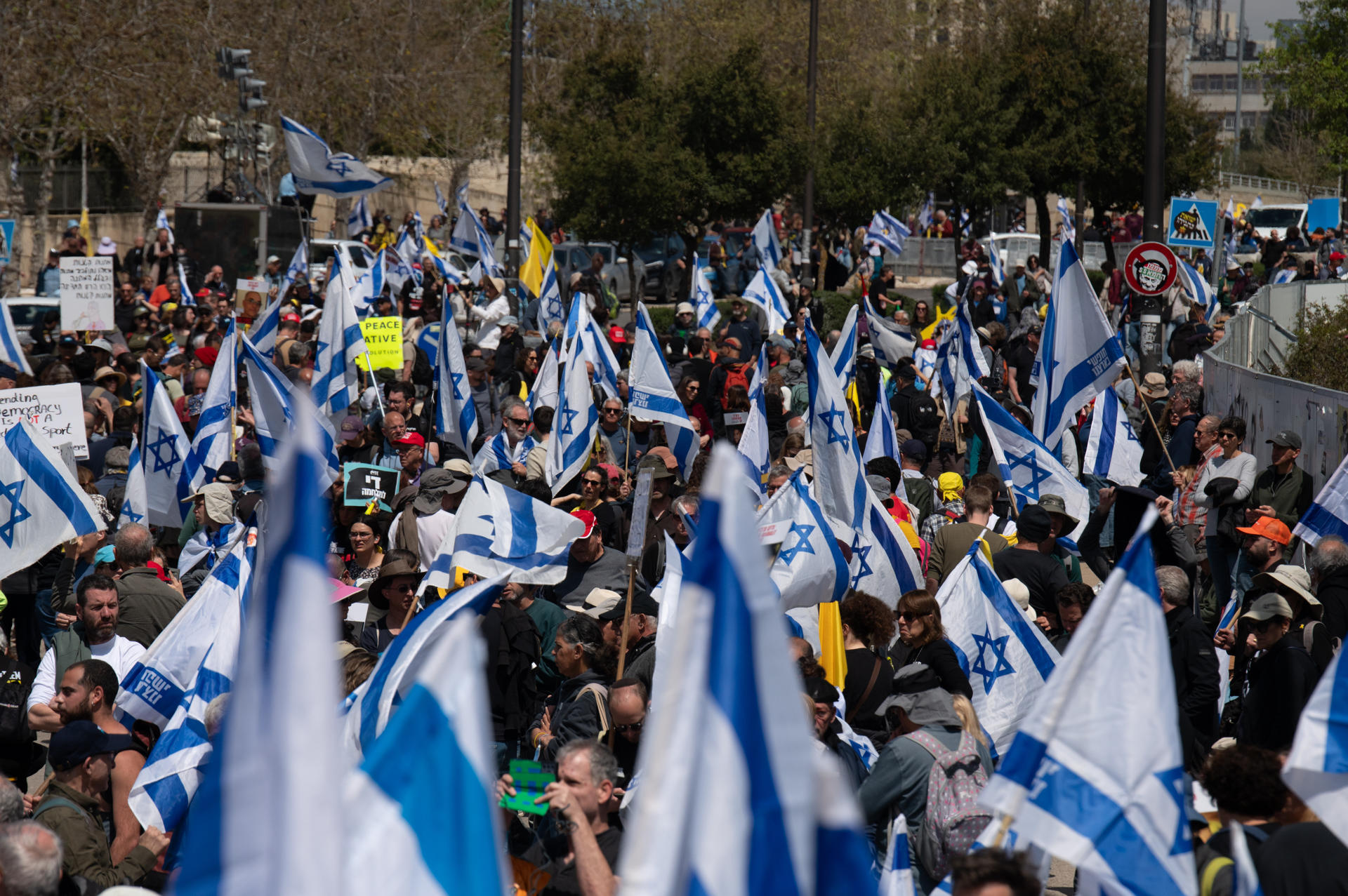 Foto de archivo del pasado marzo de una protesta en Jerusalén contra la moción de censura del gobierno del primer ministro, Benjamín Netanyahu, en contra de la fiscal general del Estado, Gali Baharav-Miara. EFE/ Magda Gibelli