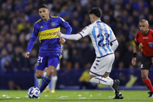 Fotografía de Juan Ignacio Roncoroni, en la que puede verse en una imagen de archivo del 23 de agosto de 2023 al futbolista argentino Ezequiel Fernández (i), entonces vistiendo la camiseta del Boca Juniors de su país. EFE