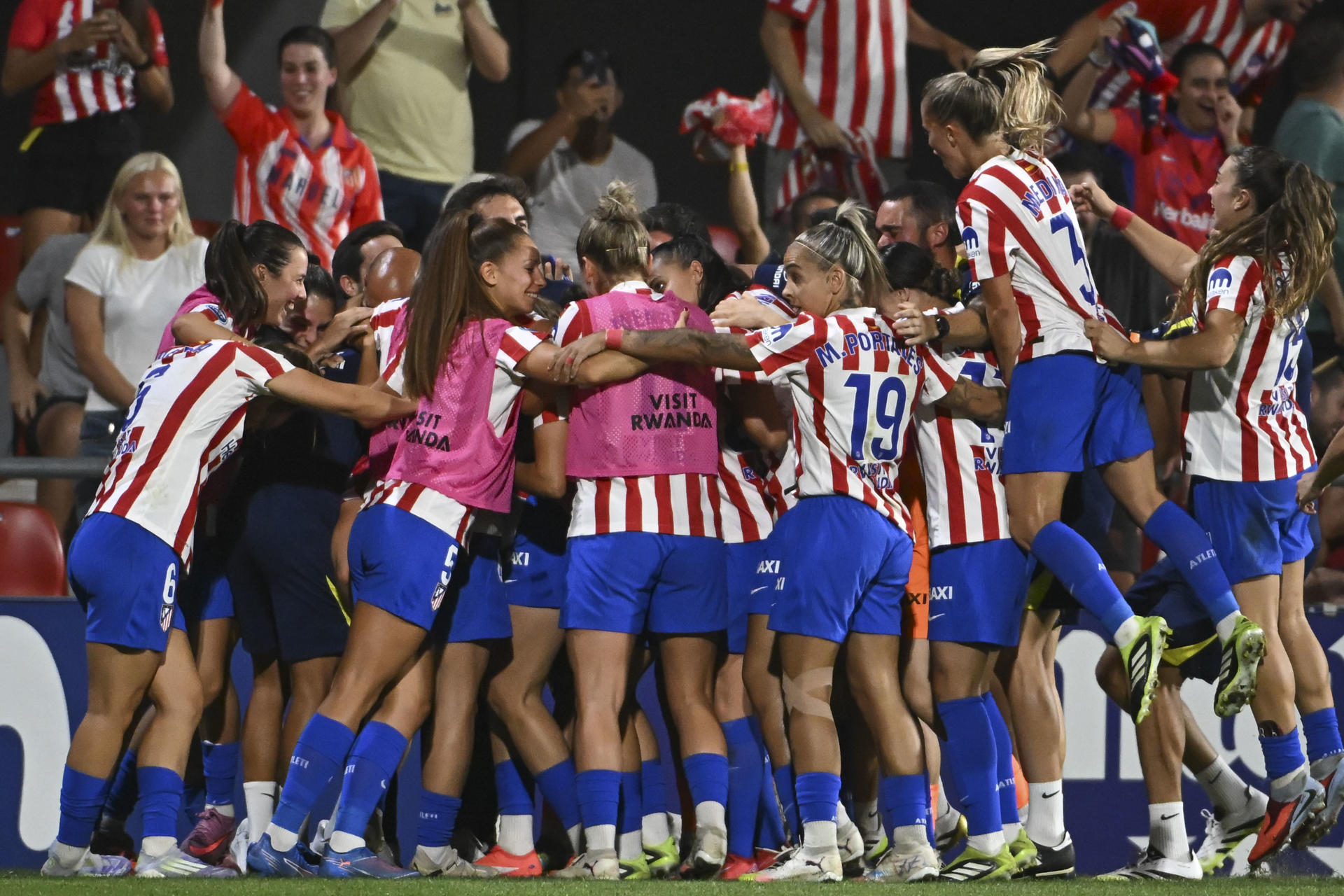Las jugadores del Atlético de Madrid celebran el 2-1 durante el encuentro entre Atlético de Madrid y BK Häcken de la Liga de Campeones de la UEFA celebrado este jueves en Madrid. EFE/ Fernando Villar