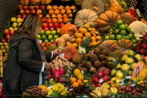 Imagen de archivo de un puesto de frutas en un mercado. EFE/Quique García