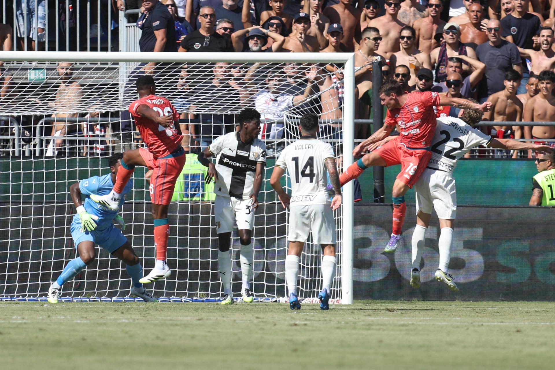 El jugador del Cagliari Yerry Mina (c) logra el 1-0 durante el partido de la Serie A que an jugado Cagliari calcio y Parma Calcio 1913 en el Unipol domus en Cagliari, Italia. EFE/EPA/FABIO MURRU