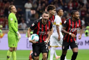 El jugador del AC Milan Santiago Gimenez (c) celebra el 1-0 durante el partido de la Copa Italia que han jugado AC Milan y US Lecce, en Milán, Italia. EFE/EPA/MATTEO BAZZI