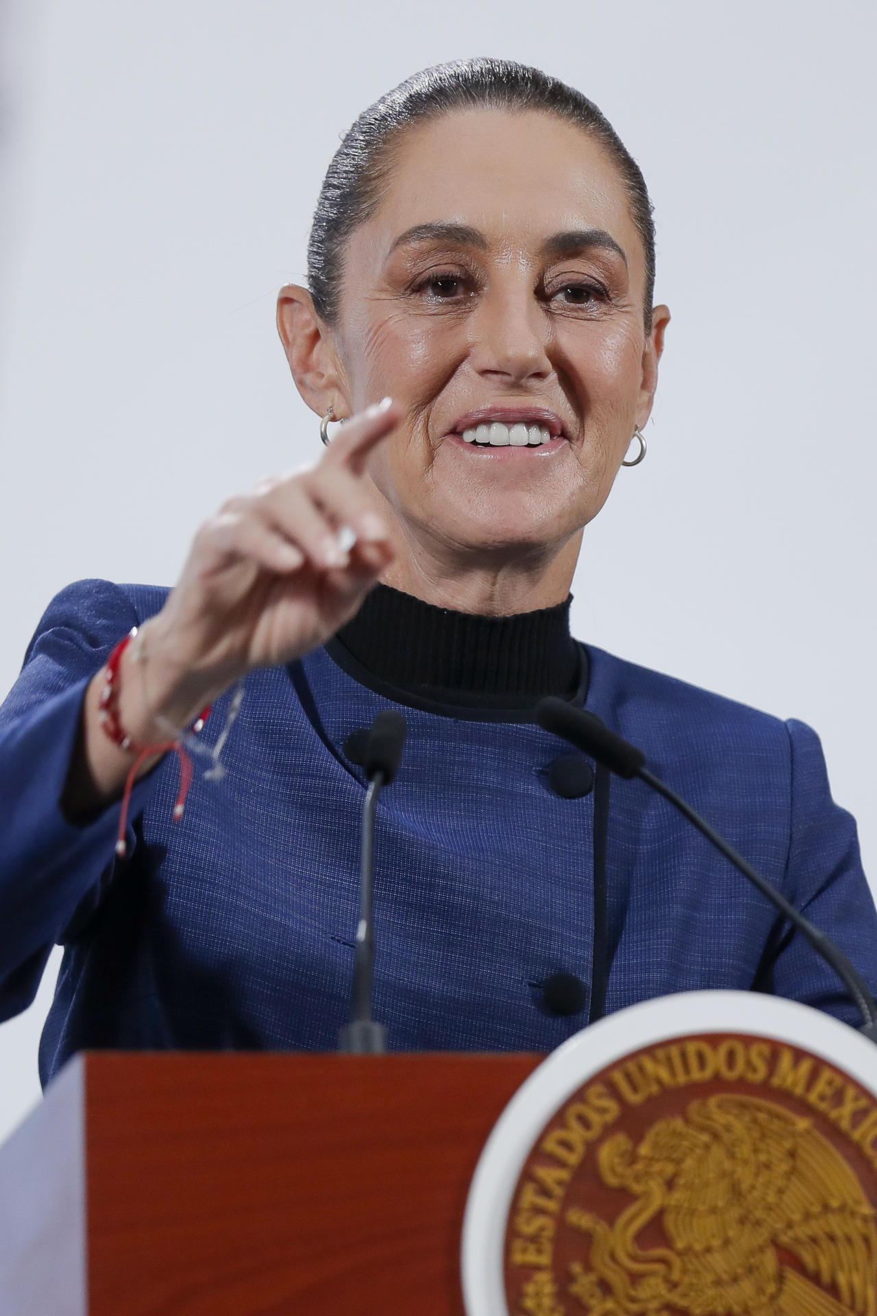 La presidenta de México, Claudia Sheinbaum, participa en una rueda de prensa este martes en Palacio Nacional de la Ciudad de México (México). EFE/ Isaac Esquivel
