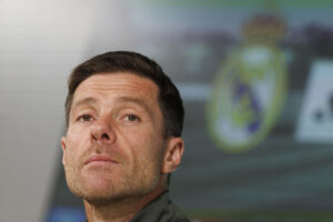 El entrenador del Real Madrid, Xabi Alonso durante la rueda de prensa previa al entrenamiento del equipo en la Ciudad Deportiva de Valdebebas en Madrid este viernes para preparar el próximo partido de La Liga contra la Real Sociedad. EFE/Sergio Pérez