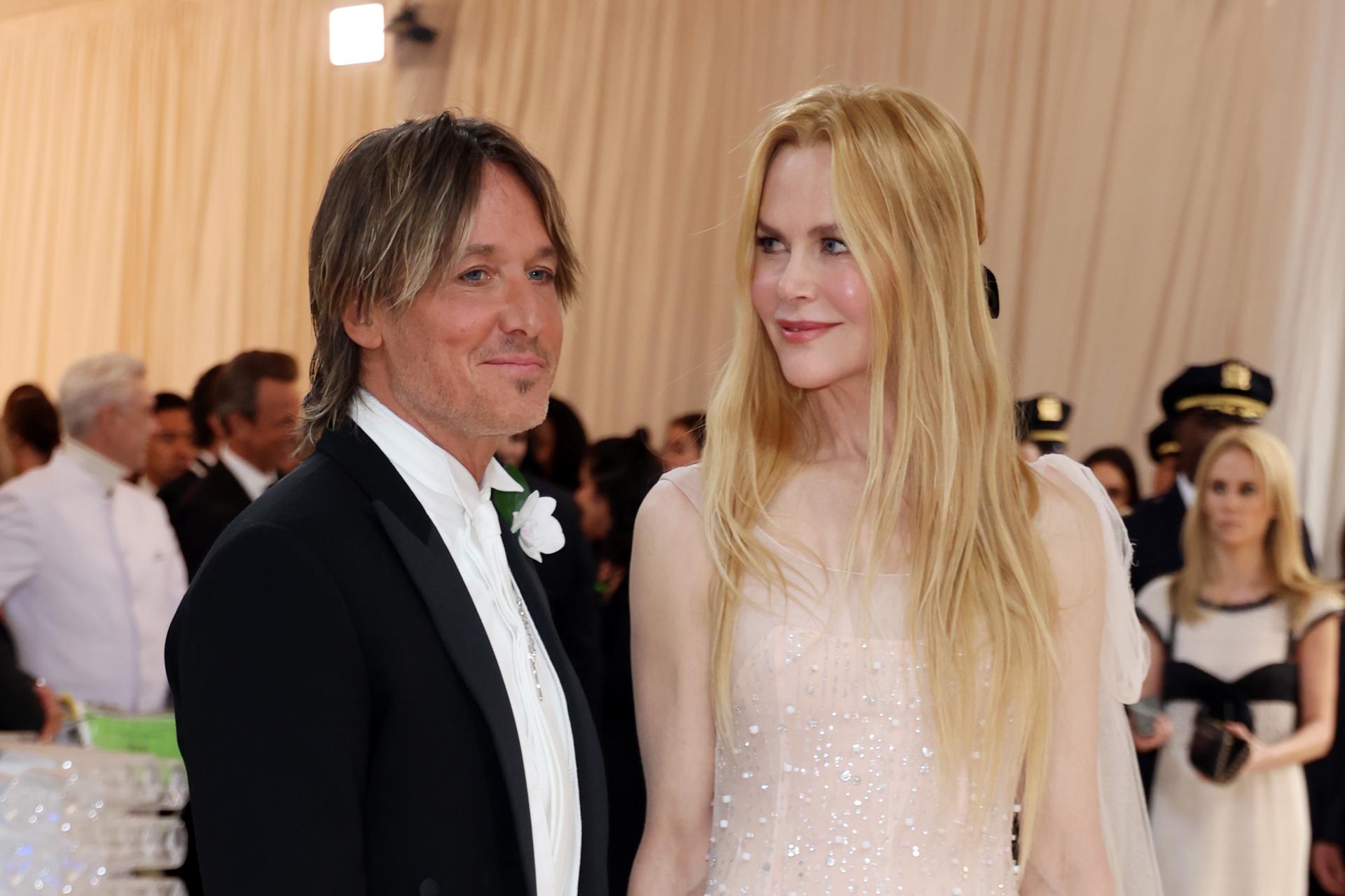 Fotografía de archivo del 1 de mayo de 2023 de Keith Urban (i) y Nicole Kidman durante la alfombra roja de la Gala del Met 2023, en Nueva York (Estados Unidos). EFE/ Justin Lane