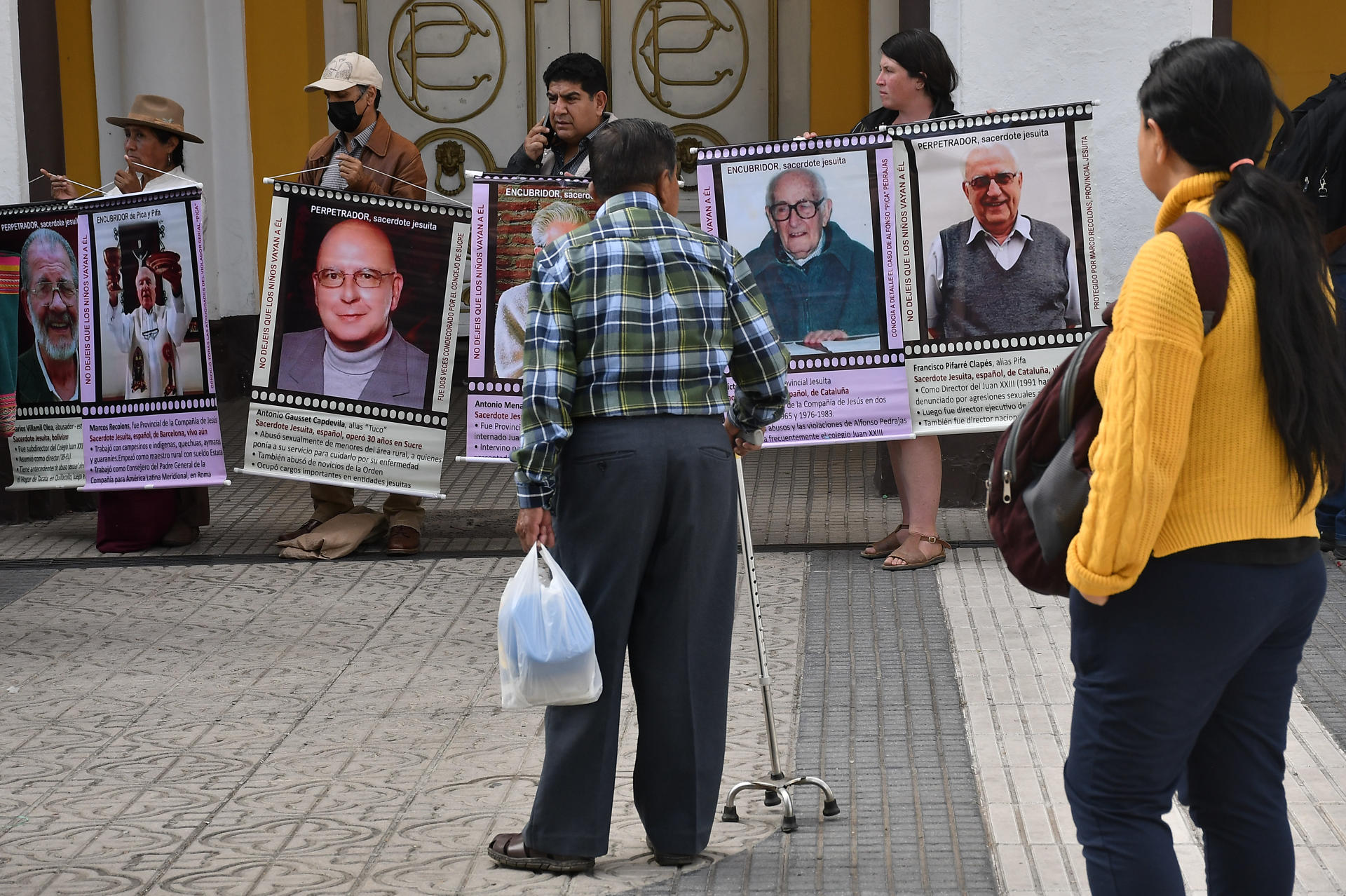 Integrantes de la Comunidad Boliviana de Sobrevivientes (CBS) se manifiestan frente al templo de la Compañía de Jesús este viernes, en Cochabamba (Bolivia). EFE/Jorge Abrego
