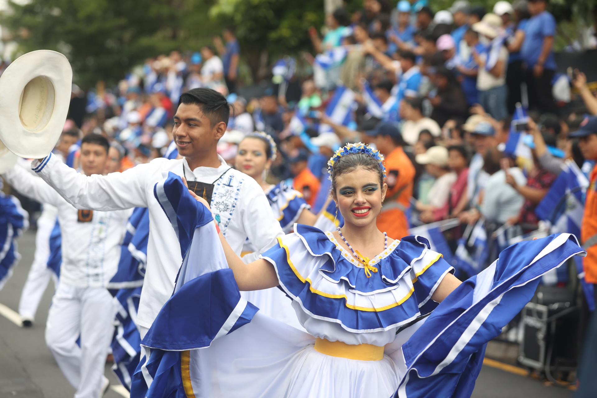 Personas participan en un desfile este lunes, en San Salvador (El Salvador). EFE/ Javier Aparicio
