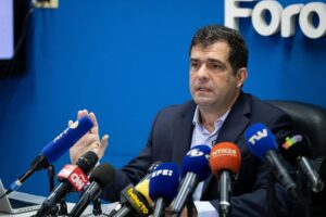 Fotografía de archivo del presidente de la ONG venezolana Foro Penal, Alfredo Romero, durante una rueda de prensa, en Caracas (Venezuela). EFE/Ronald Peña