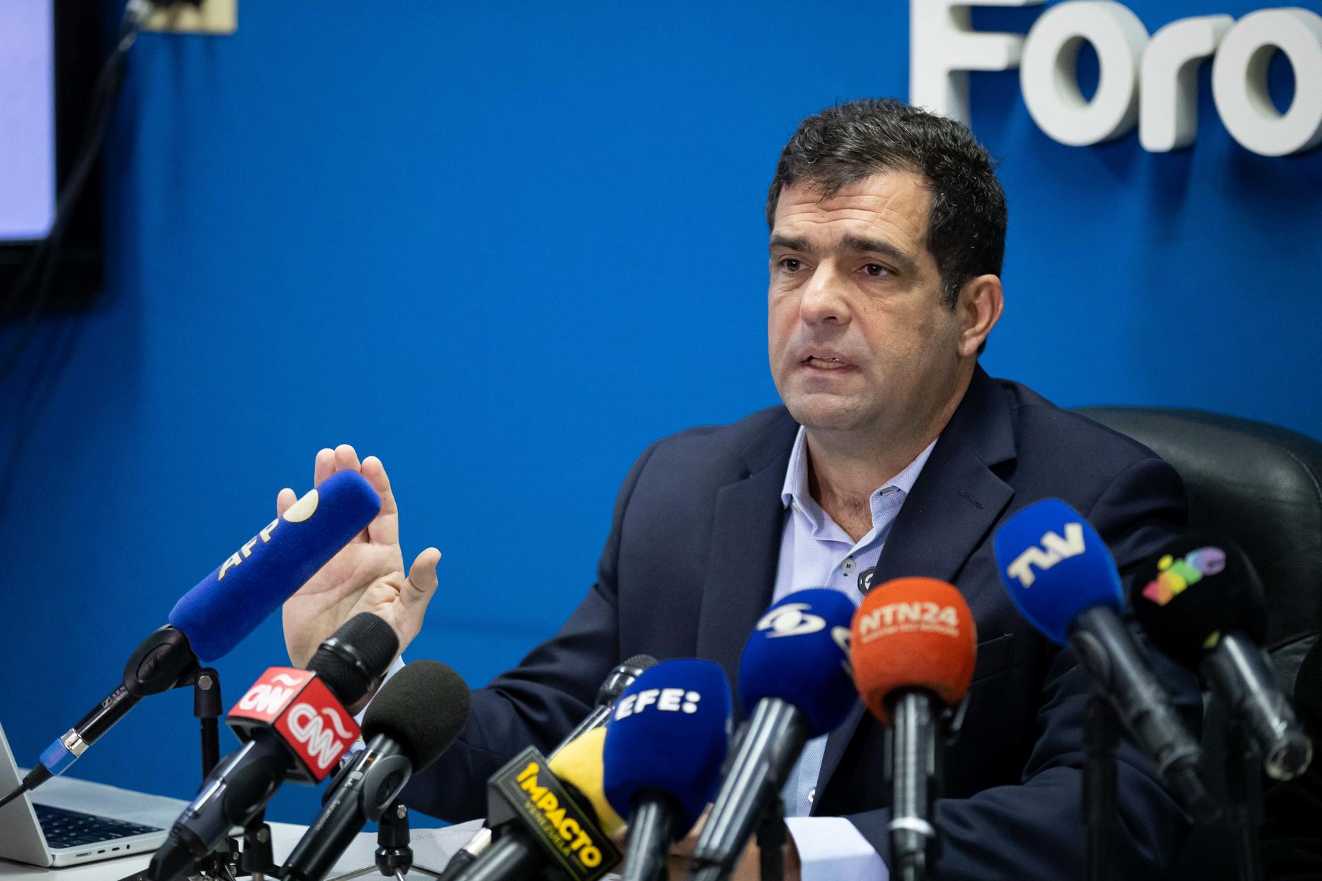 Fotografía de archivo del presidente de la ONG venezolana Foro Penal, Alfredo Romero, durante una rueda de prensa, en Caracas (Venezuela). EFE/Ronald Peña