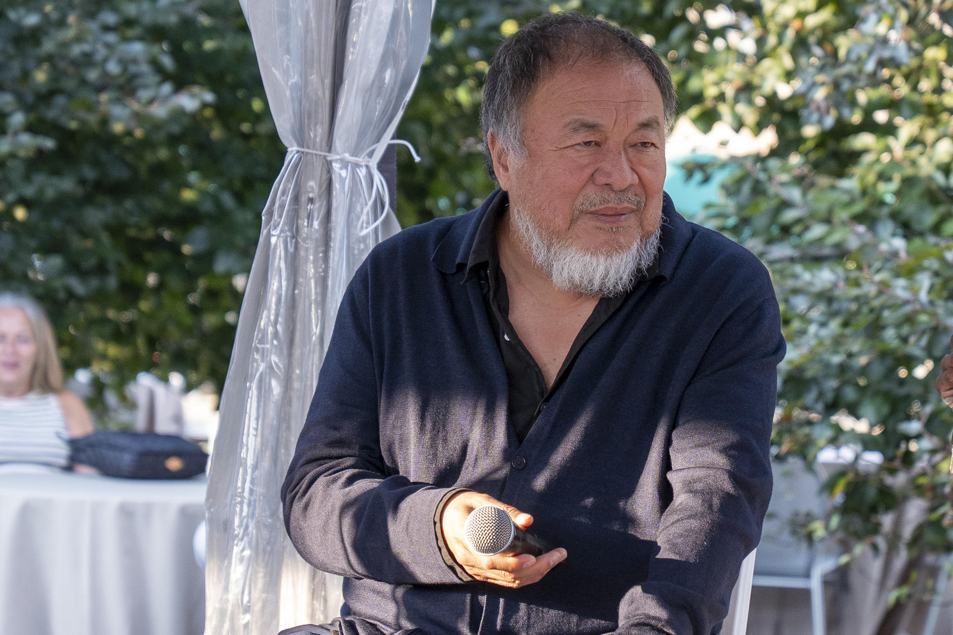 El artista y activista chino Ai Weiwei habla durante la presentación de una instalación artística este martes, en Nueva York (Estados Unidos). EFE/ Ángel Colmenares