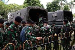 YAKARTA (Indonesia), 01/09/2025.- Soldados hacen guardia en el recinto del Parlamento en Yakarta, Indonesia, en medio de las protestas que estallaron en todo el país tras la muerte de un manifestante en una congregación anterior contra aumento de ingresos de los diputados. EFE/EPA/ADI WEDA
