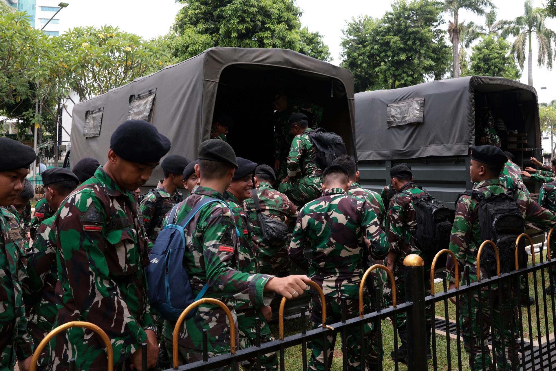 YAKARTA (Indonesia), 01/09/2025.- Soldados hacen guardia en el recinto del Parlamento en Yakarta, Indonesia, en medio de las protestas que estallaron en todo el país tras la muerte de un manifestante en una congregación anterior contra aumento de ingresos de los diputados. EFE/EPA/ADI WEDA