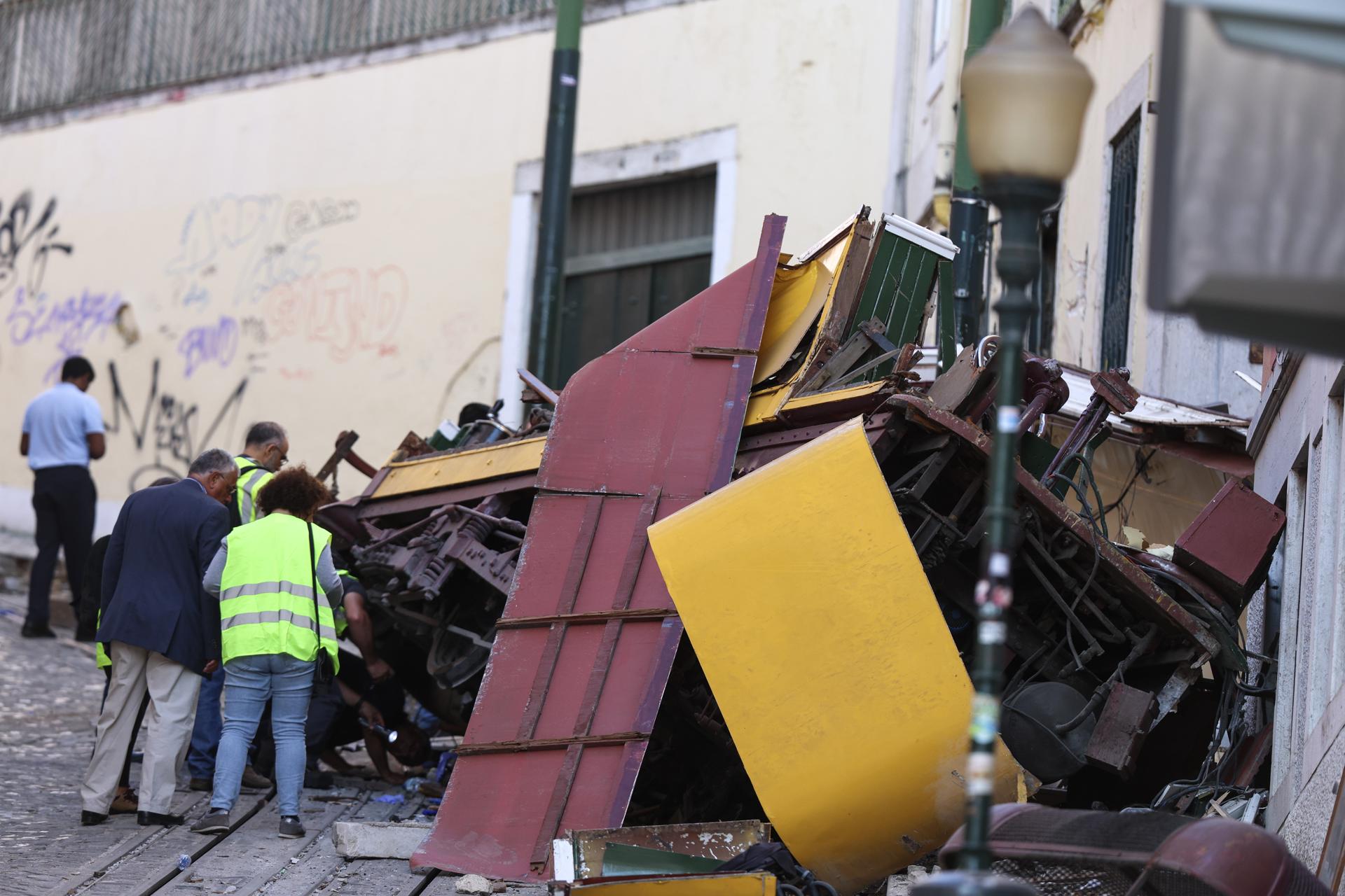 Técnicos trabajan en el lugar del accidente del funicular de Gloria, en Lisboa. EFE/EPA/TIAGO PETINGA