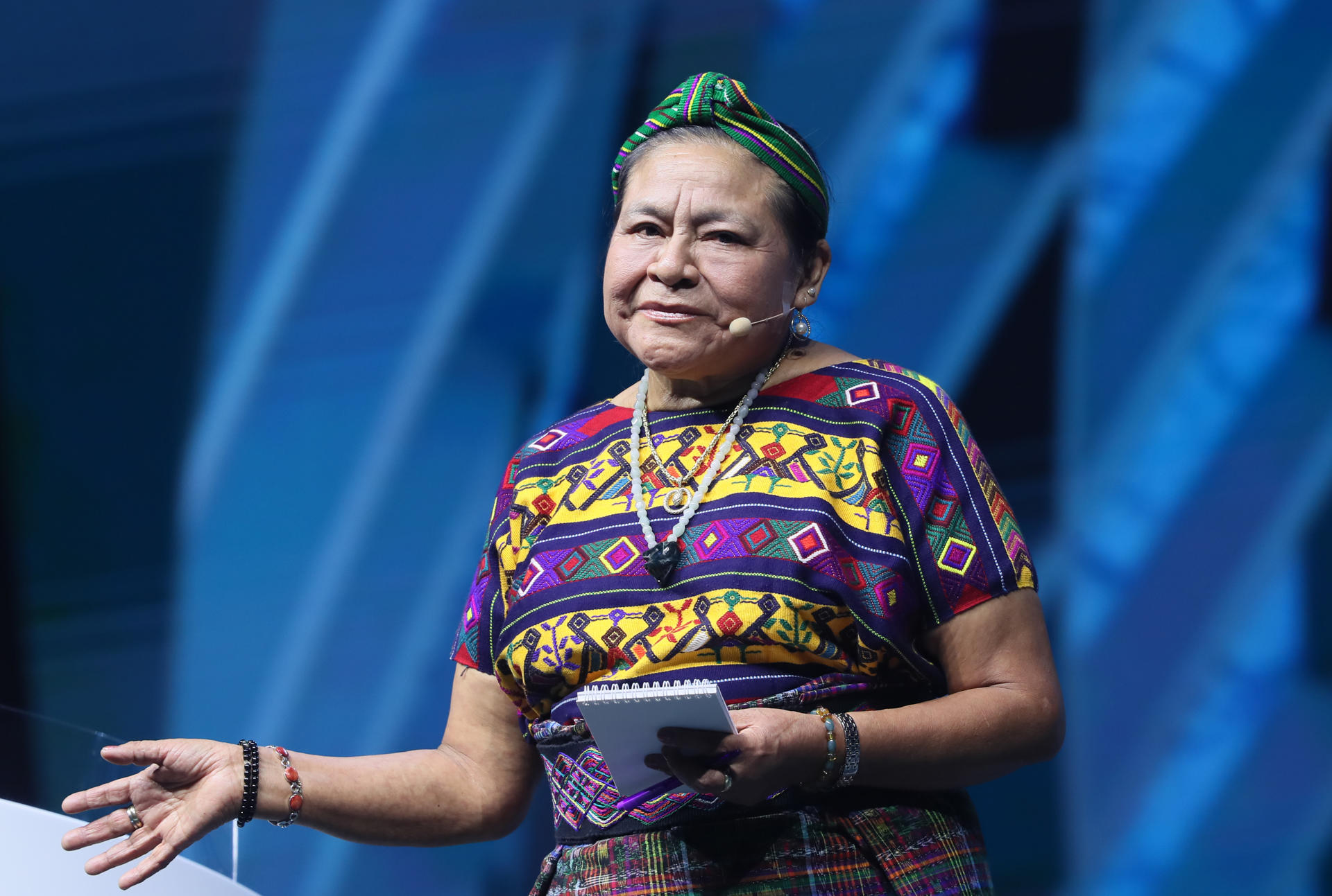 La líder indígena y Nobel de la Paz (1992), Rigoberta Menchú, habla durante el evento México Siglo XXI de la fundación Telmex este viernes, en el Auditorio Nacional de la Ciudad de México (México). EFE/ Mario Guzmán