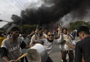 Manifestantes nepalíes frente al palacio Singha Durbar, que alberga los edificios del Gobierno y del Parlamento durante las violentas manifestaciones en Kathmandú, el 9 de septiembre de 2025. EFE/EPA/NARENDRA SHRESTHA